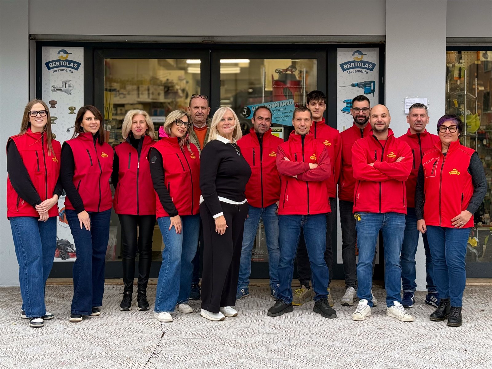 Team Ferramenta Bertolas davanti al negozio a San Bonifacio